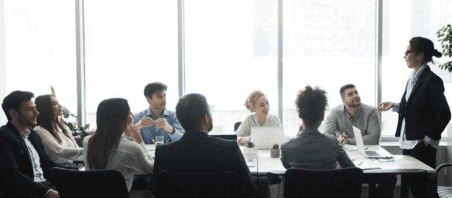 KI-gestützte Meeting Intelligence: Automatisierung von Notizen, Entscheidungen und internem Wissen