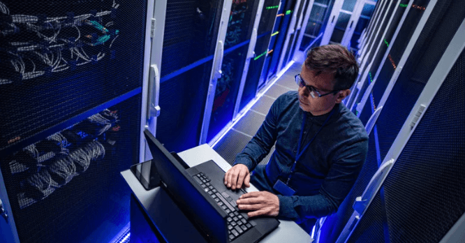 Edge-KI in Fertigung und Logistik: Operative Echtzeit-Intelligenz jenseits der Cloud