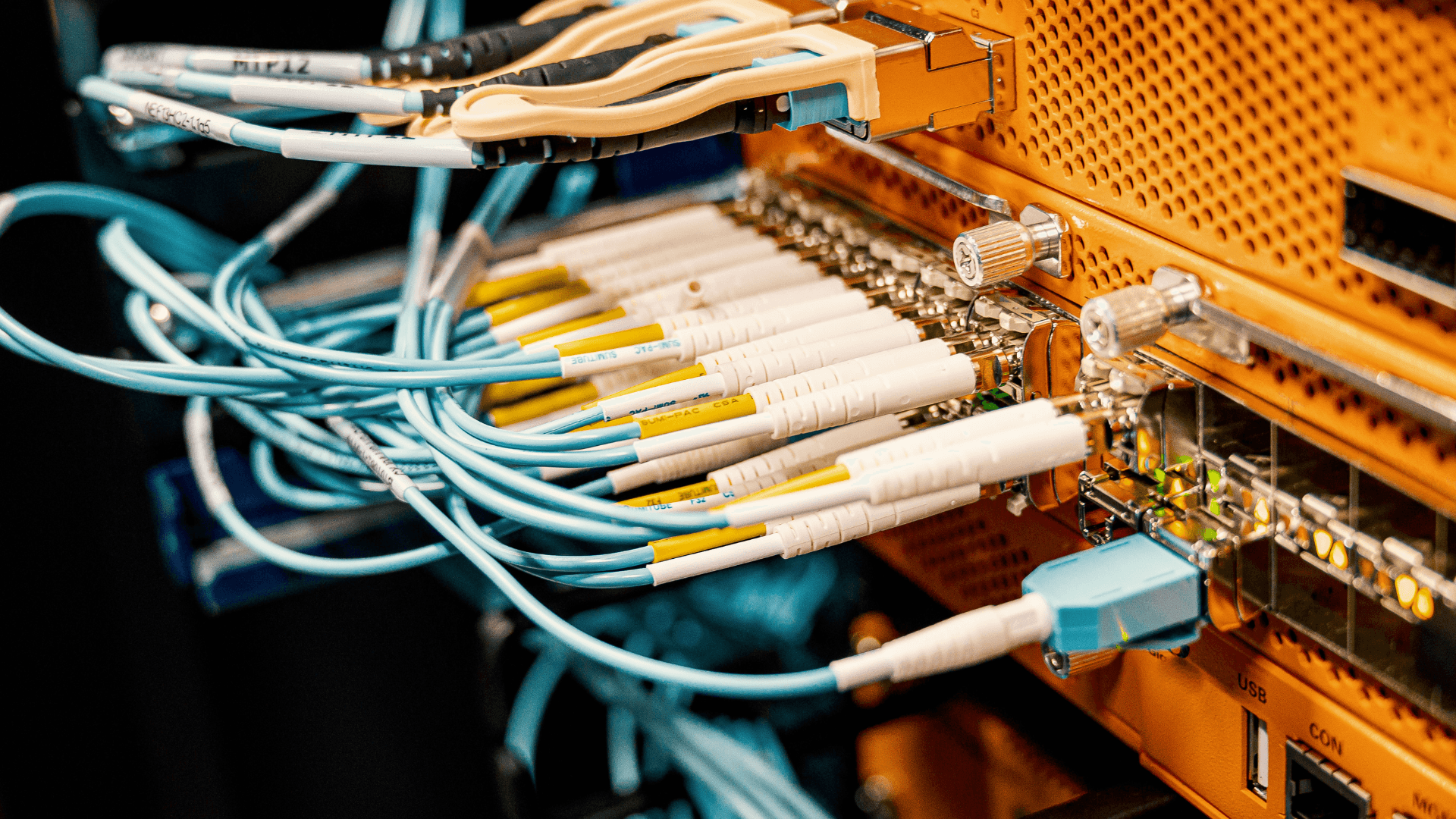 Data Fabric: Wie Unternehmen Daten über alle Systeme hinweg intelligent verbinden