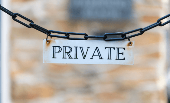 Warum europäische Unternehmen private KI Infrastruktur aufbauen statt sich auf öffentliche KI Plattformen zu verlassen